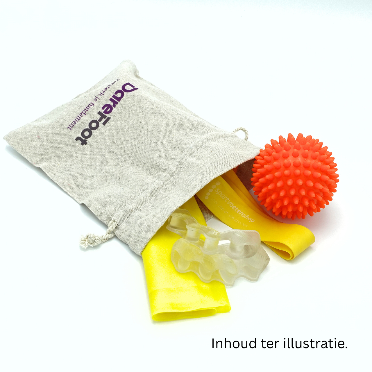 Collectie voetoefenmaterialen van Sportvoetenshop: massageballen, foam roller, elastieken, teenspreiders en sensorische inlegzolen op een lichte ondergrond.